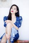 6、王智一襲碎花藍(lán)裙